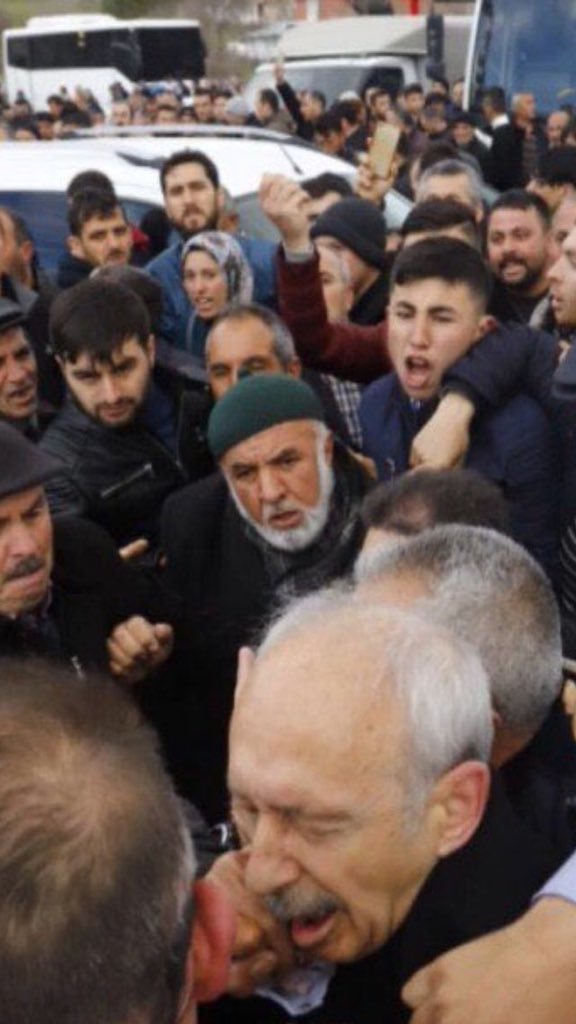 O yumruğu 2 sene önce PKK tarafından saldırıya uğramış, oğlunu askere gönderen tek lider #kemalkılıçdaroğlu’na değil, teröristler Habur’dan geçerken megri megriye alkış tutanlara atacaktınız. Bu ülkenin boş beyinleri, utanç sebebisiniz. #soyluistifa