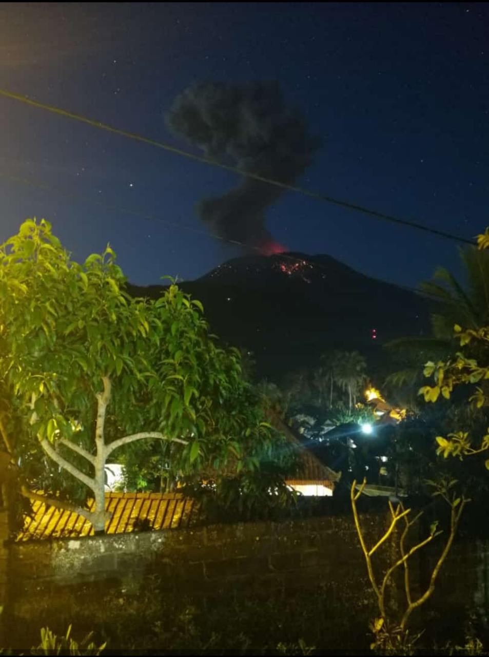 Gunung Agung di Bali alami erupsi, Minggu (21/4/2019)