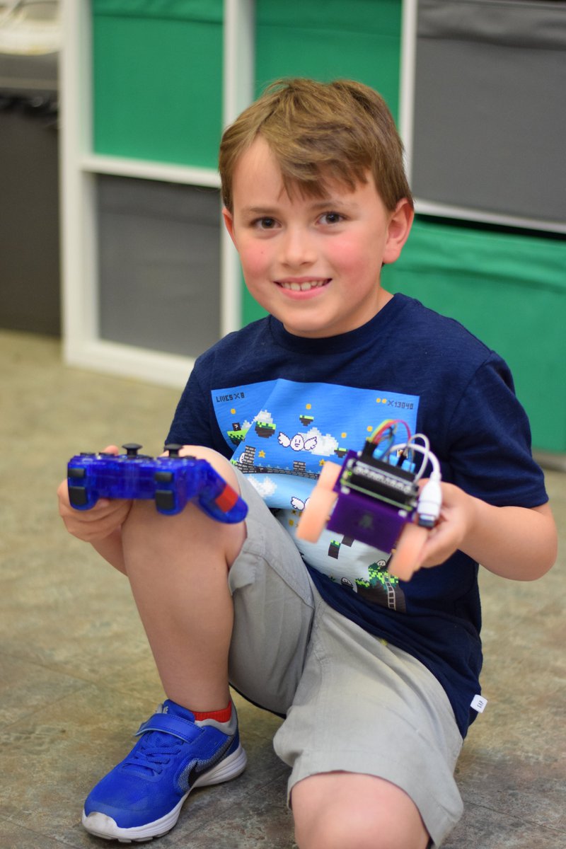 CannonFodder's tweet image. As part of sponsoring #PiWars this year @CoretecRobotics my little robot company gave away the chance to build & keep a "East Coast Custom" Tiny 4WD and yesterday the winners joined me @cammakespace to collect their prizes😃and here are the results.