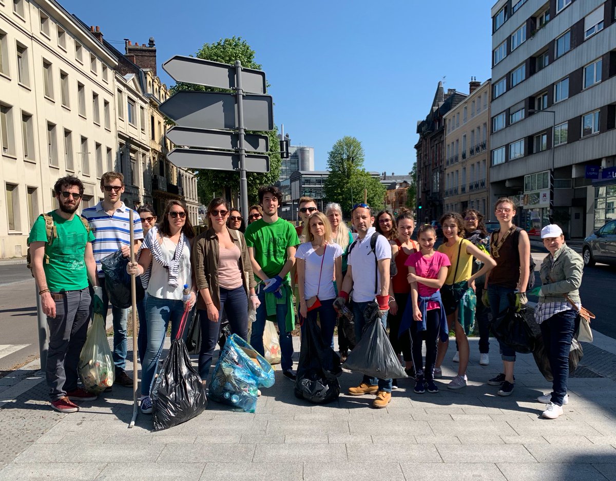 Marine_Caron76's tweet photo. Matinée #CleanWalkers à #Rouen avec la « brigade des déchets » pour nettoyer notre ville. 🌿☀️

Des dizaines de kilos d’ordures ramassés en plein centre-ville et surtout plusieurs centaines de mégots.  🚬 

Parce que protéger notre environnement commence par nos gestes quotidien. https://t.co/6oGAKBiAnZ