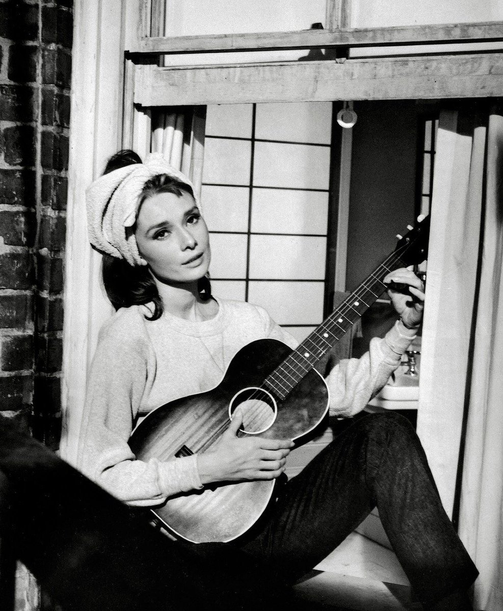 Royorbisonjr's tweet photo. Audrey Hepburn playing guitar

#AudreyHepburn #guitar #guitarworld https://t.co/E9aiYDjA7d