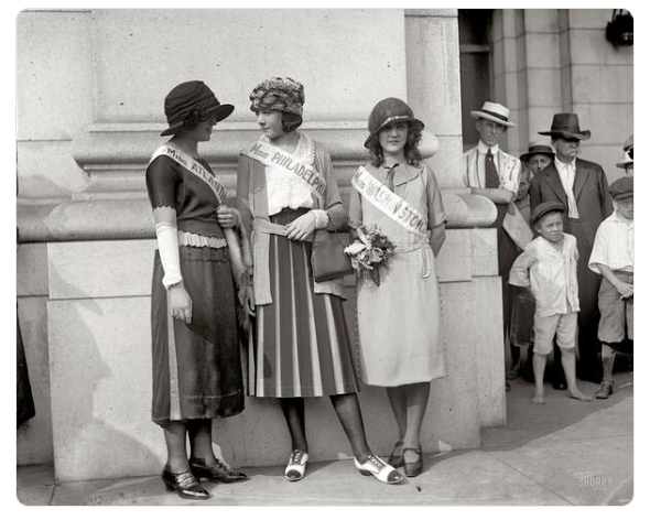HistoryInPics's tweet photo. First Miss America pageant, 1921 https://t.co/HlvzLj0LQl