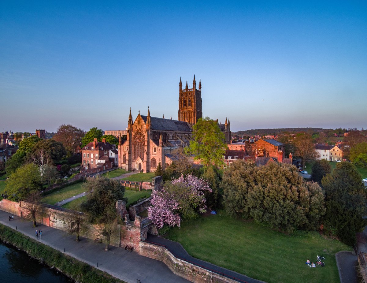 VideosSky's tweet photo. Worcester Cathedral yesterday. @WorcCathedral @bbchw @buddhismworcs https://t.co/Fra8JHK280