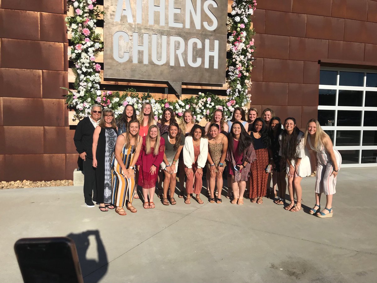 KarenWeekly's tweet photo. He is Risen! Grateful for these strong &amp; faithful women, and God’s resurrection promise of life everlasting! ⁦@Vol_Softball⁩ https://t.co/Xh7VgV8xup