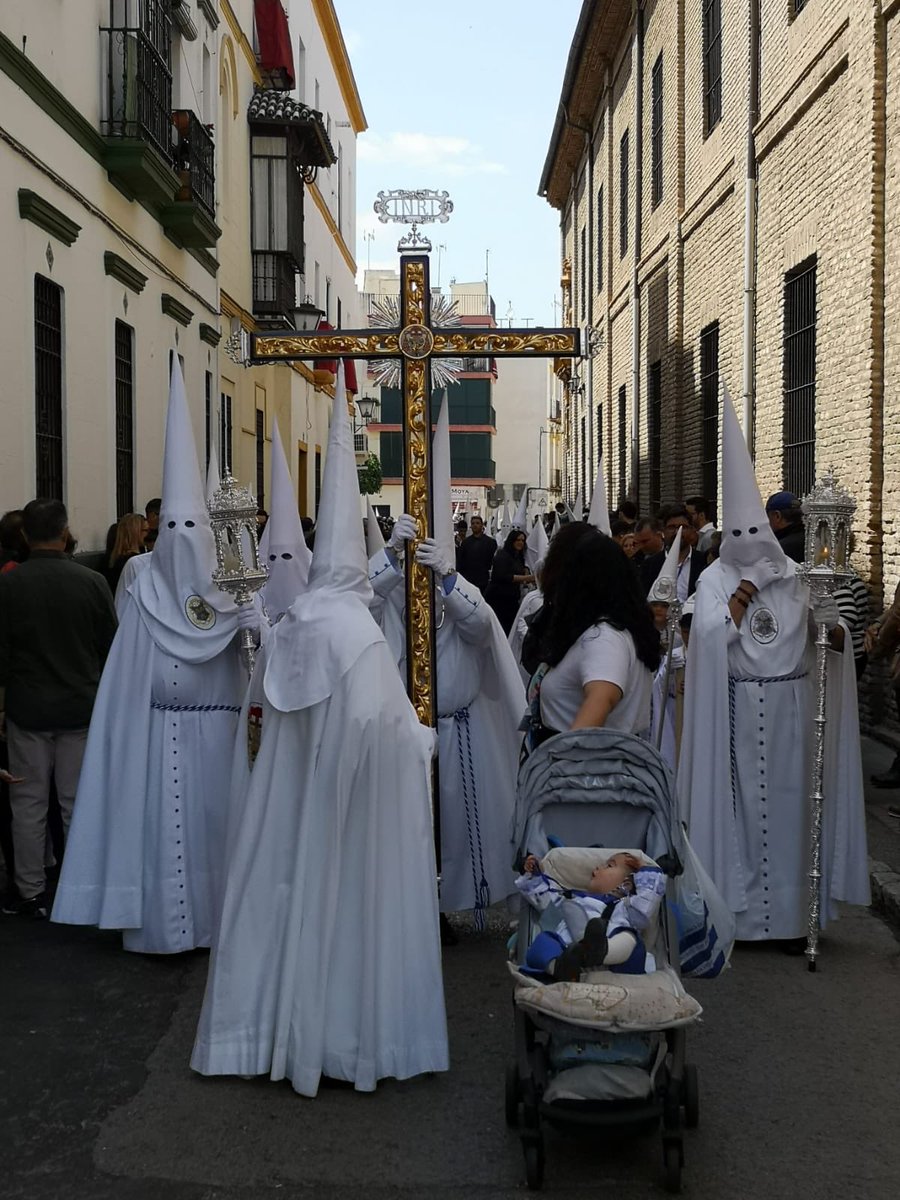 ElForoDirecto's tweet photo. [#SSantaSevilla19]
15.04h
Cruz de guía de @ResurreccionSev en c/ Dueñas
#TDSCofrade #SSantaNS
📷 @lselvatico https://t.co/qh2hLyNql6