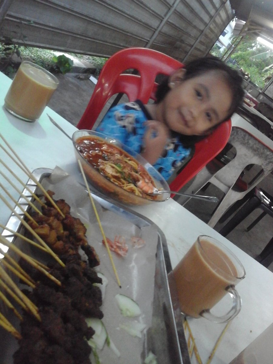 Suzilah18's tweet photo. Makan satay n mee bandung di bukit gambir kedai sebelah petronas.....satay mmg sedap 
#cowaytiptop #creamkutil https://t.co/S38irAzi9N