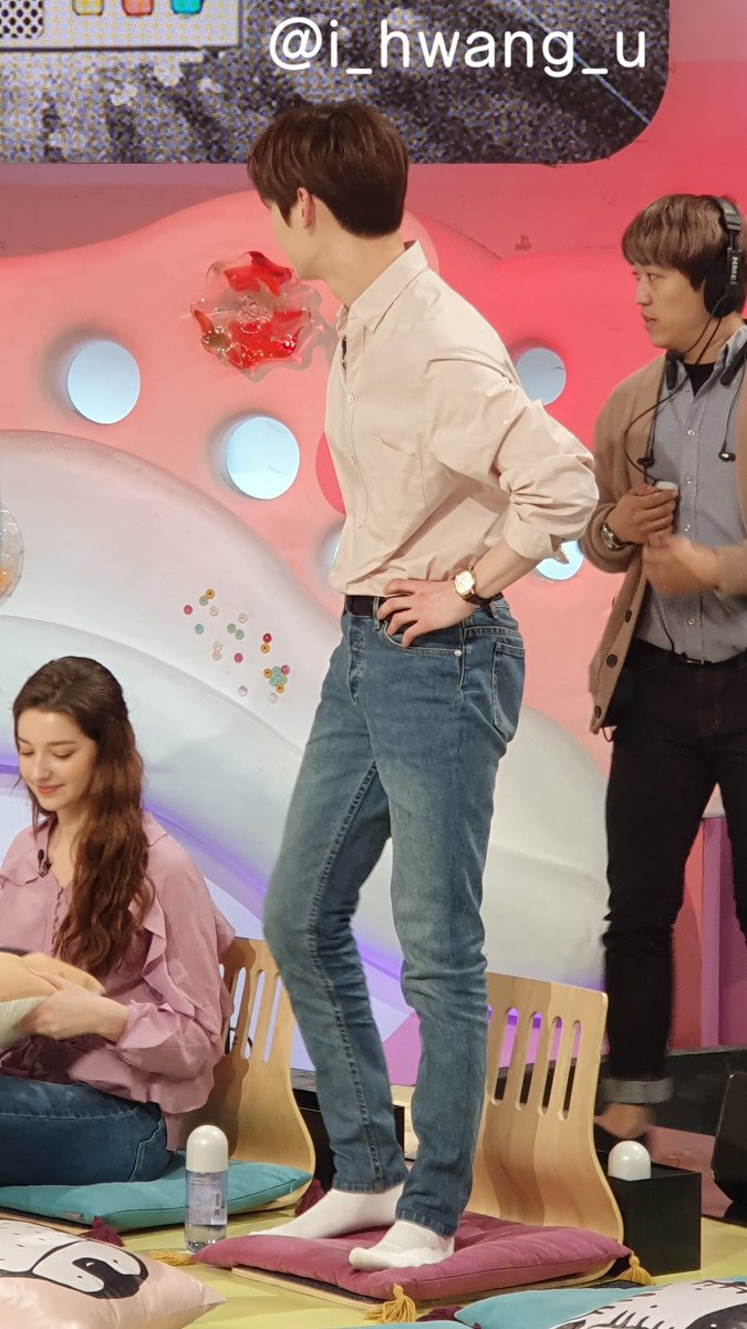 i_hwang_u's tweet photo. 황민현 너무너무 멋진 전신 피지컬 봐주세요 ㅠㅠ 허리에 손 올리는 포즈 항상 멋있다고 생각했지만 이렇게 사복 스타일에서 보니깐 더 설레고 미칠 거 같음.. 그리고 딱히 포즈 취한 순간도 아니고 ㅠㅠ 계속 앉아있기 힘드니깐 잠깐 일어났던건데 세상 마상 갑자기 여기 런웨이 되어버려.... https://t.co/JxbdINF3wr