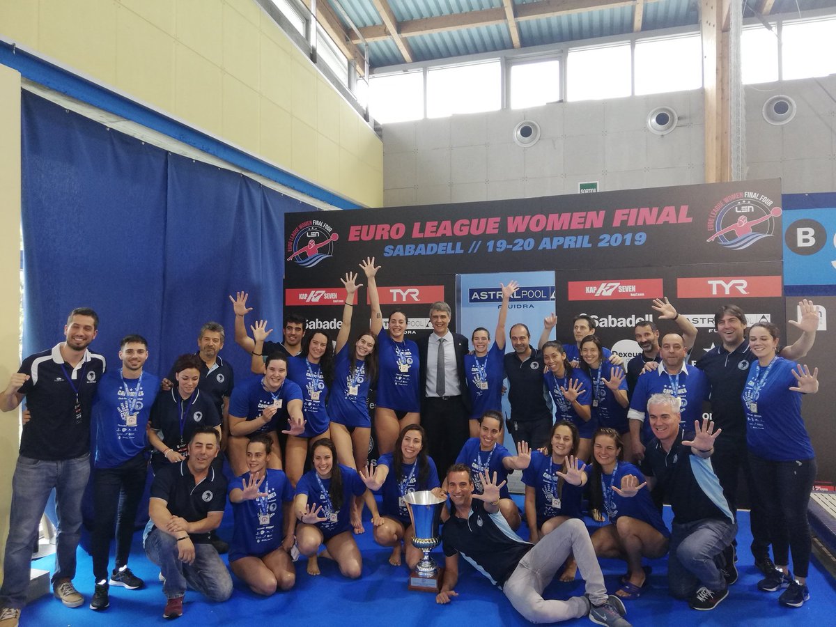 JenniferPareja's tweet photo. Ayer lo volvieron a hacer👏🏼
CINCO VECES CAMPEONAS DE LA EURO LEAGUE
¡ENORMES de nuevo!

OJO👀 son las mismas Copas de Europa que esas ‘orejonas’ que en futbol le damos tanto valor.

Orgullosa de haber formado parte de esa historia y orgullosa de ver como la seguís agrandando 🔝 https://t.co/oVgZvlW1yt