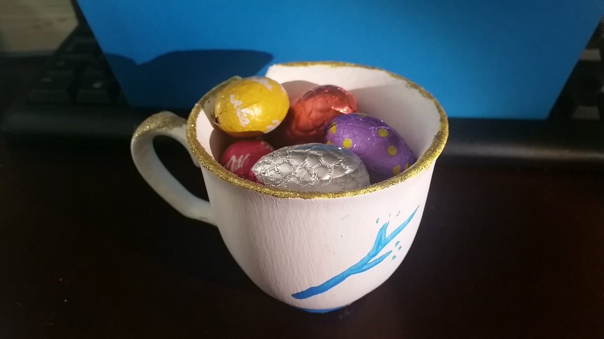 kilielsprophecy's tweet photo. #Rumbelle 's daughter wishes you a #HappyEaster with her #ChippedCup full of #EasterEggs 😂💙 https://t.co/lIAv4ntLkK