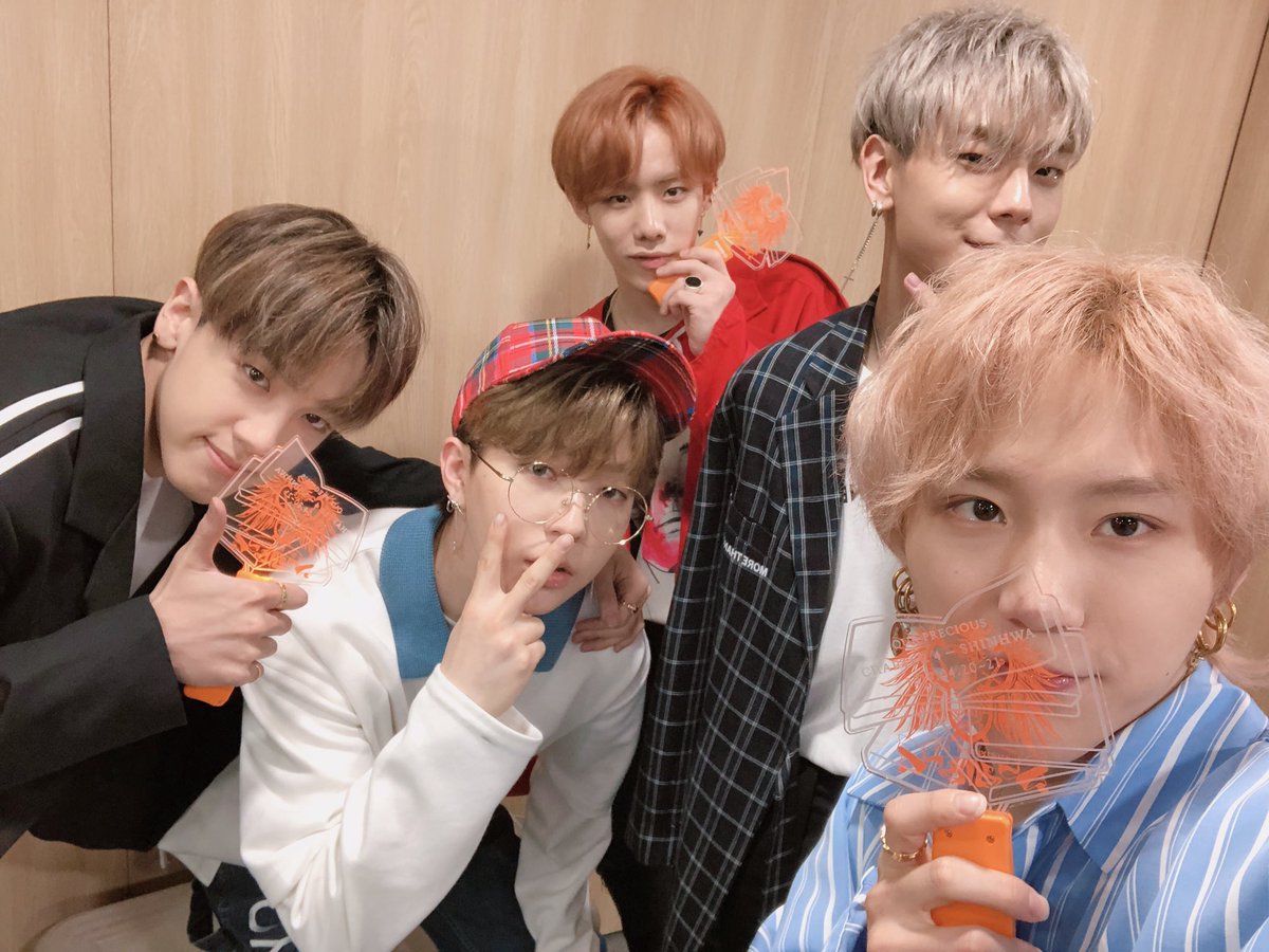 1team_twt's tweet photo. [#1TEAM #BC]
#신화 선배님 콘서트에 다녀왔습니다.
데뷔하신지 21년이란 시간이 무색할 정도로 에너지가 넘치는 무대를 보고 정말 보고 배울점이 많았습니다.
저희도 신화 선배님들 처럼 오래오래 팬분들에게 사랑받고 멋진 공연을 보여드리는 #원팀이 되고 싶습니다😆
#신화21주년콘서트 https://t.co/1QGURAbz7g