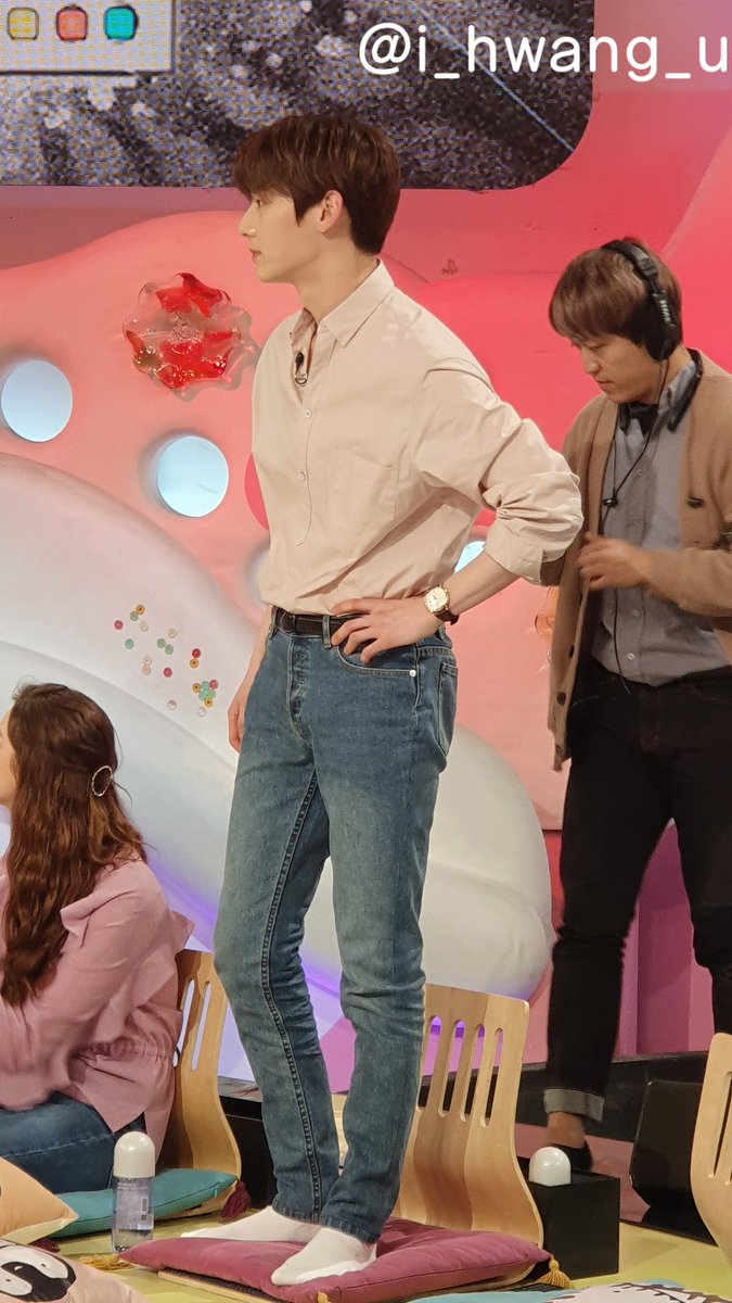 i_hwang_u's tweet photo. 황민현 너무너무 멋진 전신 피지컬 봐주세요 ㅠㅠ 허리에 손 올리는 포즈 항상 멋있다고 생각했지만 이렇게 사복 스타일에서 보니깐 더 설레고 미칠 거 같음.. 그리고 딱히 포즈 취한 순간도 아니고 ㅠㅠ 계속 앉아있기 힘드니깐 잠깐 일어났던건데 세상 마상 갑자기 여기 런웨이 되어버려.... https://t.co/JxbdINF3wr