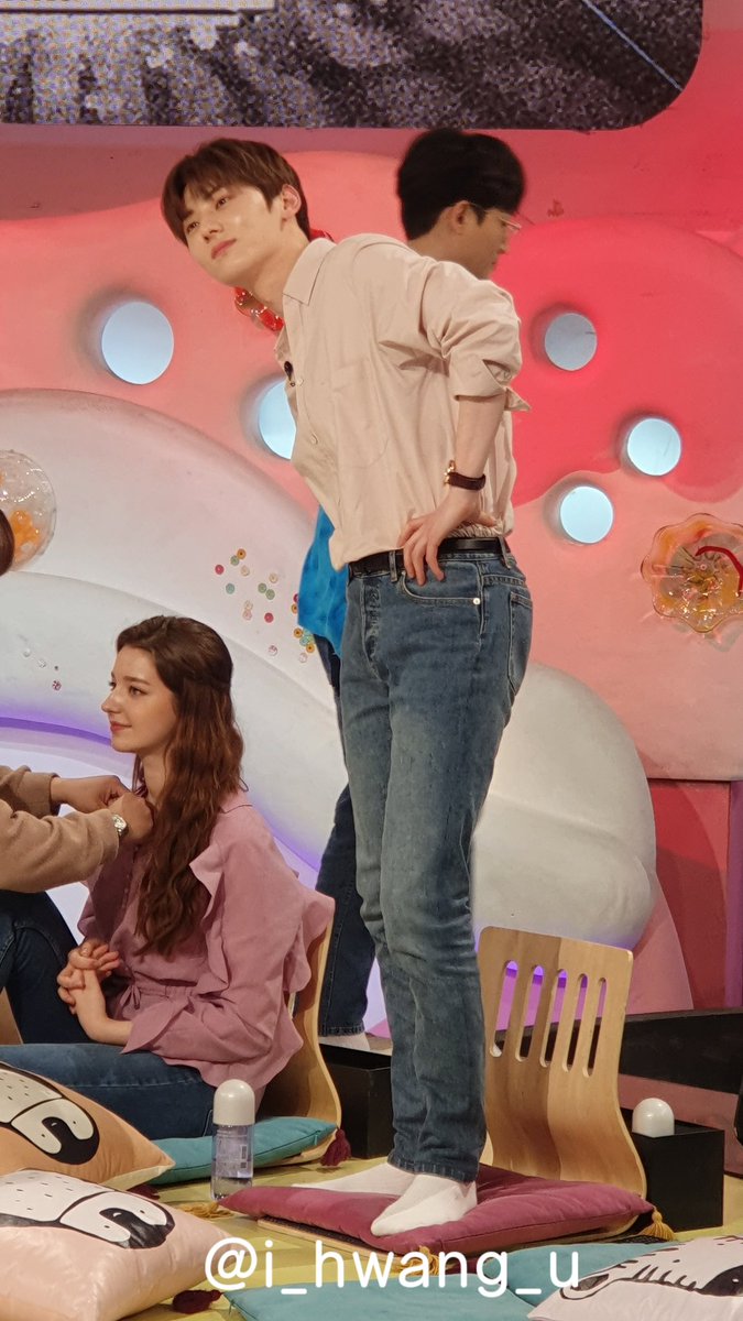 i_hwang_u's tweet photo. 황민현 너무너무 멋진 전신 피지컬 봐주세요 ㅠㅠ 허리에 손 올리는 포즈 항상 멋있다고 생각했지만 이렇게 사복 스타일에서 보니깐 더 설레고 미칠 거 같음.. 그리고 딱히 포즈 취한 순간도 아니고 ㅠㅠ 계속 앉아있기 힘드니깐 잠깐 일어났던건데 세상 마상 갑자기 여기 런웨이 되어버려.... https://t.co/JxbdINF3wr