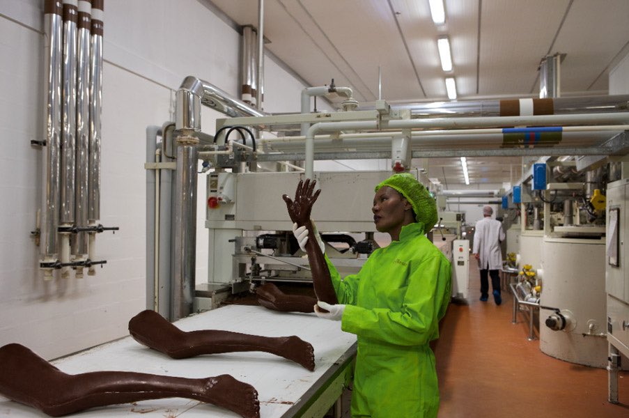 dalchodha's tweet photo. Grace Jones making herself out of chocolate by Jonathan de Villers (via @tmscsy) #HappyEaster https://t.co/SVszpxNqk4