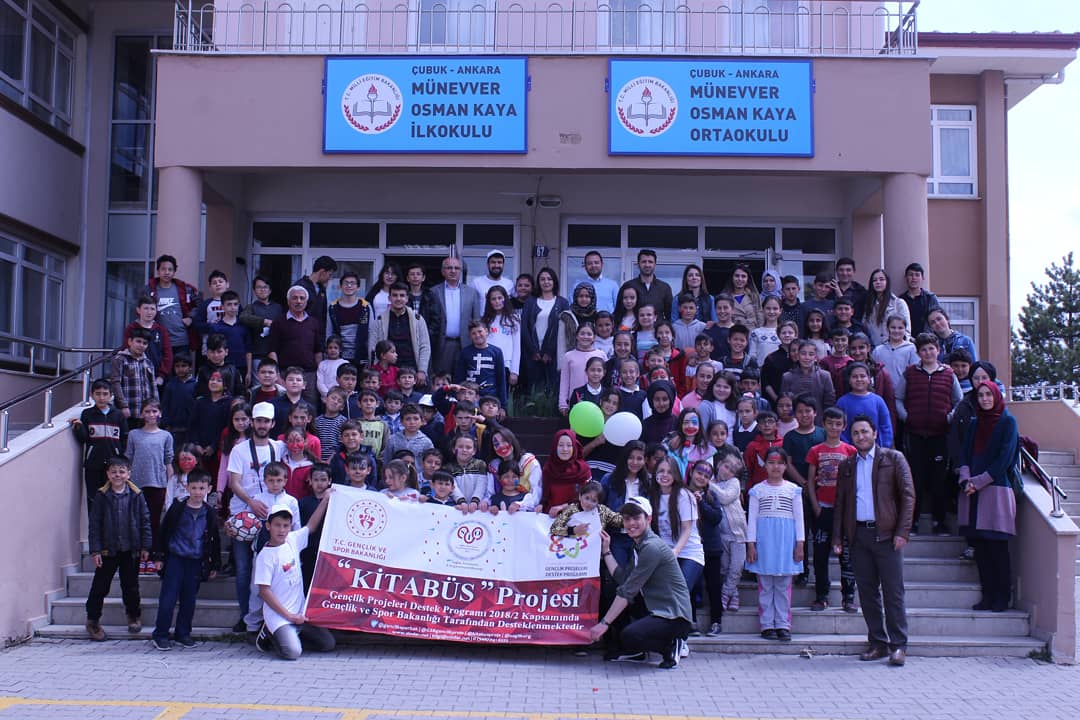 kitabusproje's tweet photo. Kitabüs projemizin ilk okulu olan Münevver Osman Kaya İlkokuluna ziyaretimiz gerçekleşti.

#Kitabüs
@saglikorg 
@kasapoglu 
@GSBgenclikproje 
@gencliksporbak https://t.co/GhQ4q8gZAB