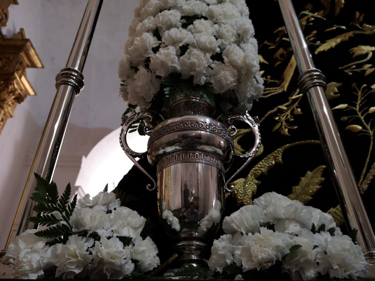 PAMFLORISTERIA's tweet photo. Clavel blanco para Nuestra Señora de los dolores de Alanís #FloristeriaPabloMartinez https://t.co/gv3ZEl1SsT