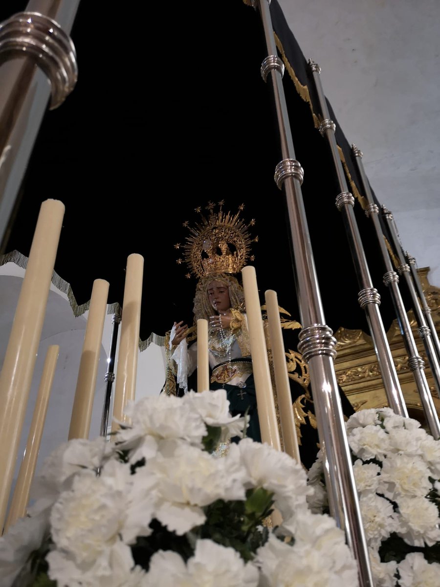 PAMFLORISTERIA's tweet photo. Clavel blanco para Nuestra Señora de los dolores de Alanís #FloristeriaPabloMartinez https://t.co/gv3ZEl1SsT