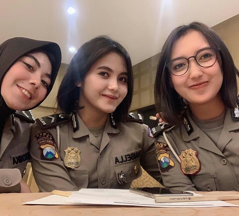 ndorokakung's tweet photo. Kartini masa kini. Masih belajar sampai larut begini. Respek! #polwantime https://t.co/xlXyHOvq3C