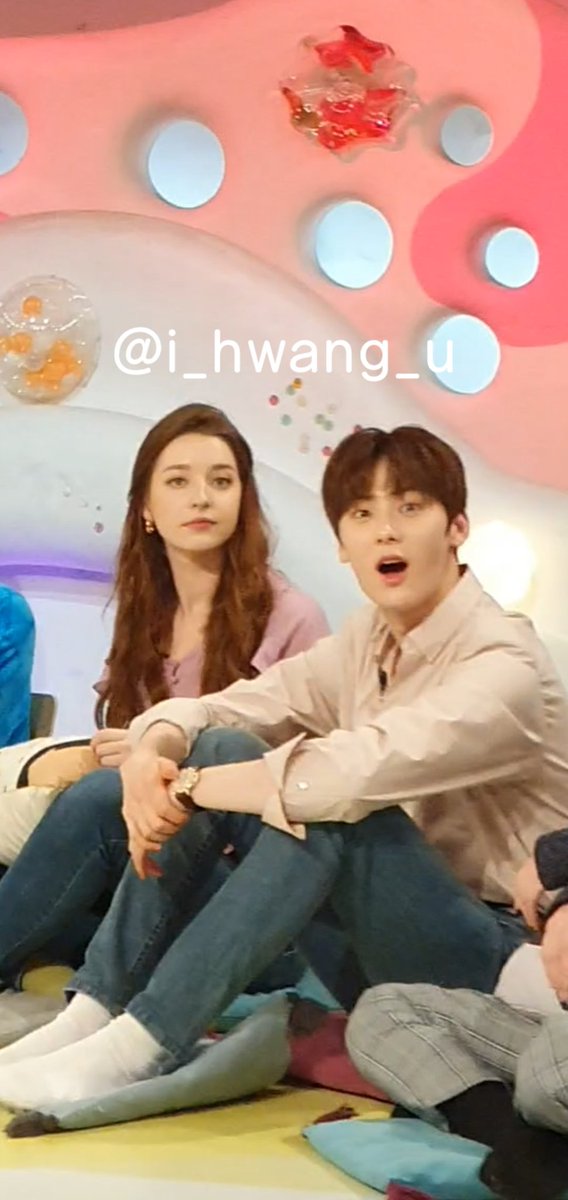 i_hwang_u's tweet photo. 움짤로 올렸더니 화질 넘 깨지고 작아서 다시 캡쳐로 올리는ㅋㅋㅋㅋㅋ 조말론 프랑지파니 보고 깜!! 짝!! 놀란 애옹이ㅋㅋㅋㅋ 민현이 덕분에 샀고, 황팬들도 많이 사고 있어서 품절 뜬 곳도 있다고 알려주고 싶었지만.. 마음만 담아서 딱 한 번 꺼내서 흔들었는데 바로 봐주고 고개 끄덕여줬어용 https://t.co/sJB8m60tPR