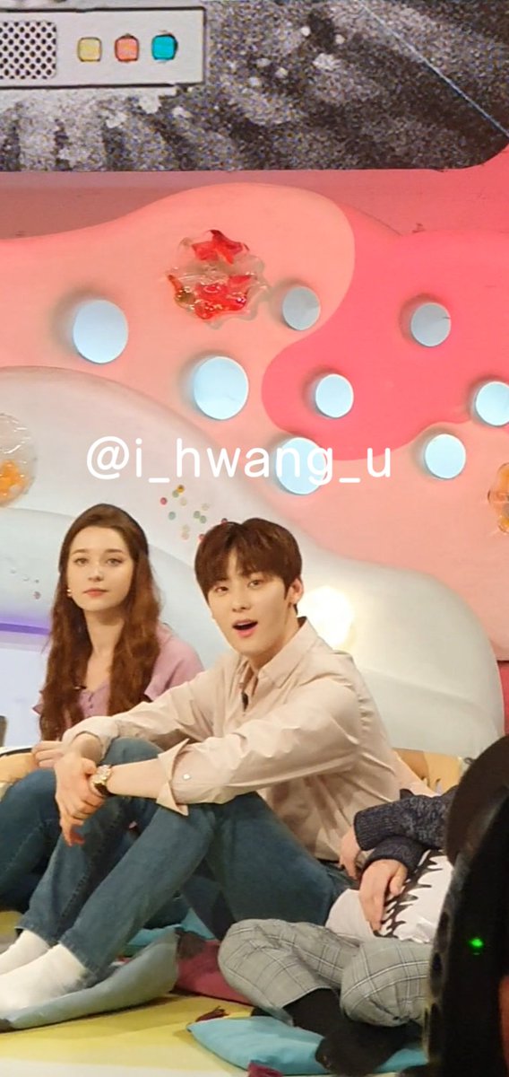 i_hwang_u's tweet photo. 움짤로 올렸더니 화질 넘 깨지고 작아서 다시 캡쳐로 올리는ㅋㅋㅋㅋㅋ 조말론 프랑지파니 보고 깜!! 짝!! 놀란 애옹이ㅋㅋㅋㅋ 민현이 덕분에 샀고, 황팬들도 많이 사고 있어서 품절 뜬 곳도 있다고 알려주고 싶었지만.. 마음만 담아서 딱 한 번 꺼내서 흔들었는데 바로 봐주고 고개 끄덕여줬어용 https://t.co/sJB8m60tPR