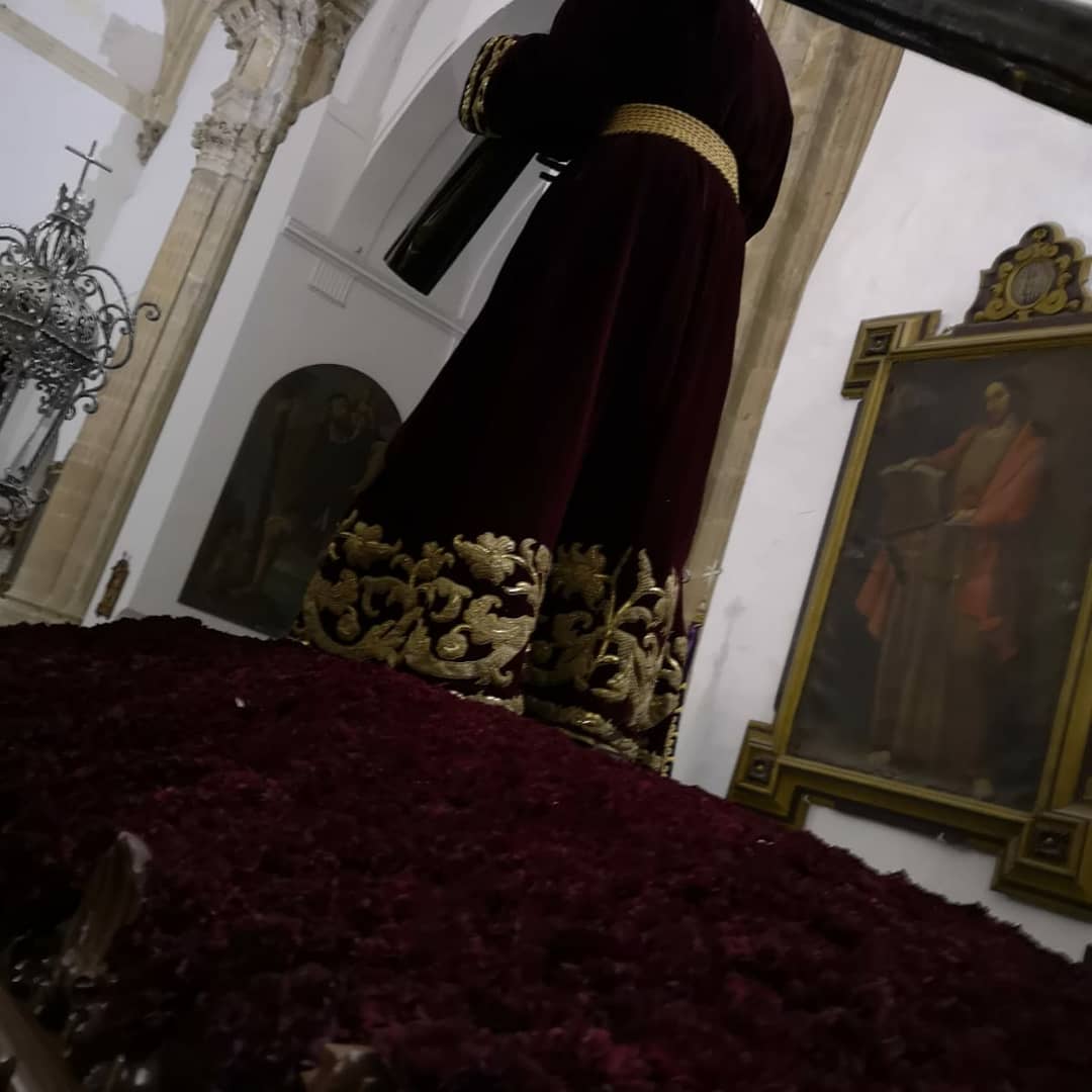 PAMFLORISTERIA's tweet photo. Clavel Sangre de toro para el Nazareno de Cazalla de la Sierra #FloristeriaPabloMartinez https://t.co/bgOryFDNlQ