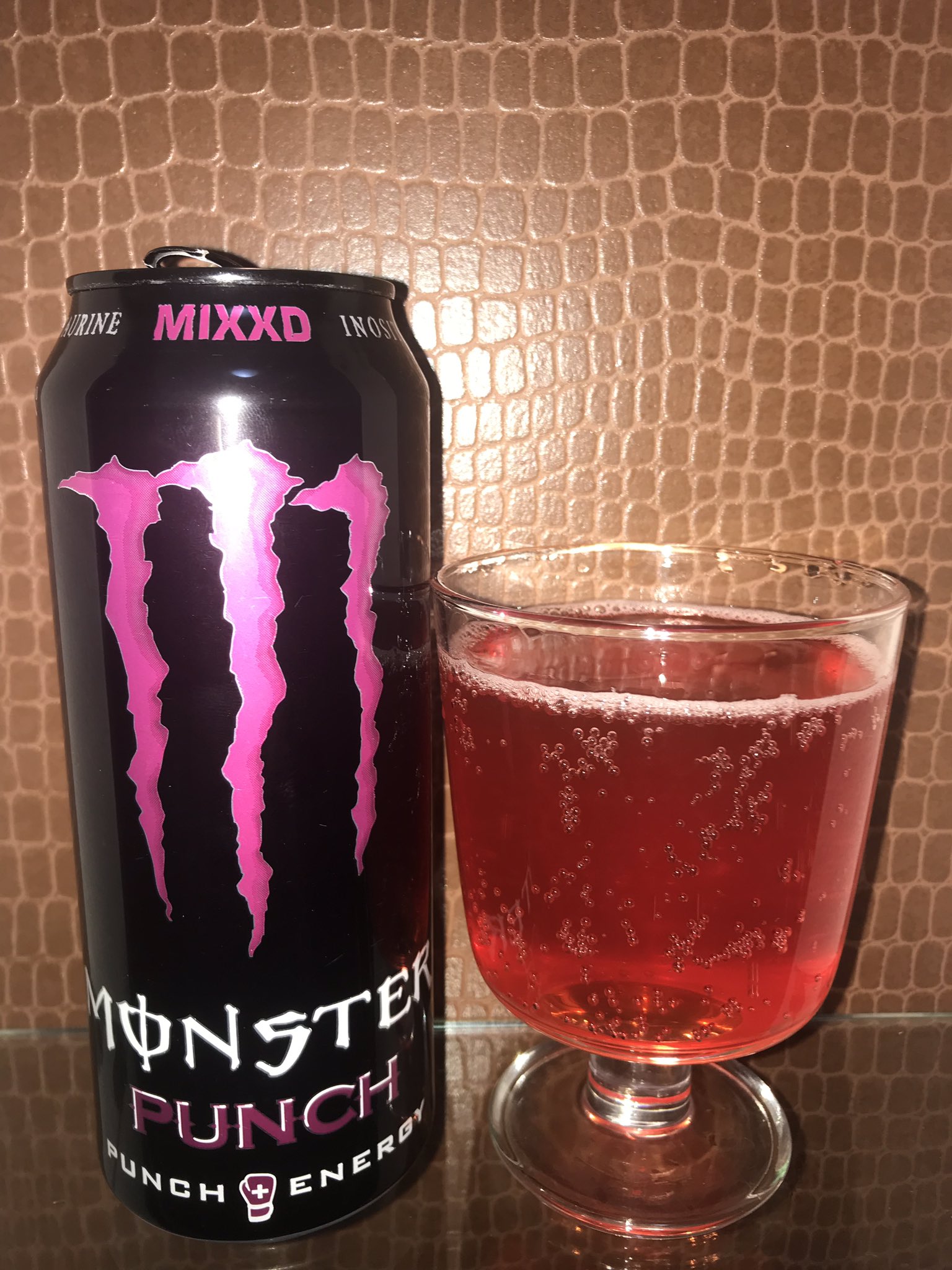 Kenx 今日はモンスターエナジー パンチシリーズのmixxd 開封するとフルーツ系のいい香り 色は濁りのある赤 味はアセロラジュースです ですがアセロラジュースより サッパリ感が無くむしろこってりとした甘さが強いです アセロラ