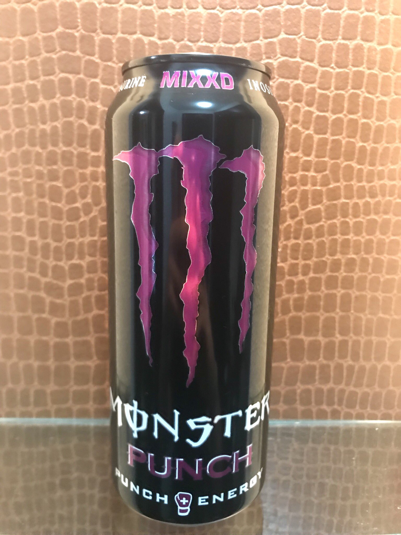 Kenx 今日はモンスターエナジー パンチシリーズのmixxd 開封するとフルーツ系のいい香り 色は濁りのある赤 味はアセロラジュースです ですがアセロラジュースより サッパリ感が無くむしろこってりとした甘さが強いです アセロラ