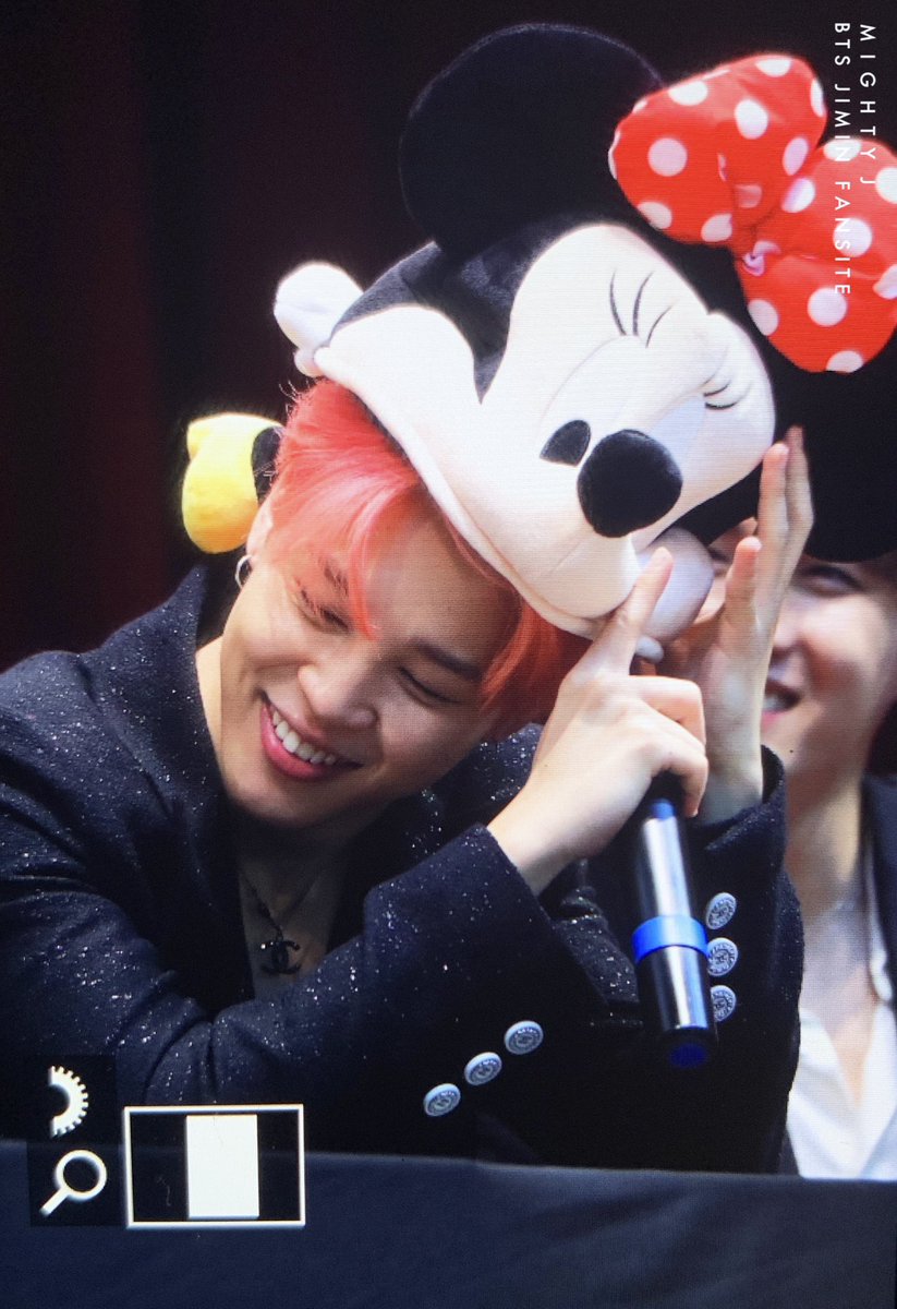mighty_jimin's tweet photo. 190421 알라딘팬싸 #지민 #JIMIN 미니마우스 모자 정국이랑 여행갔을때 자기가 썼던거라구 쫑알쫑알 옹알옹알 지미니미니미니 https://t.co/Ol8lGsEK5l