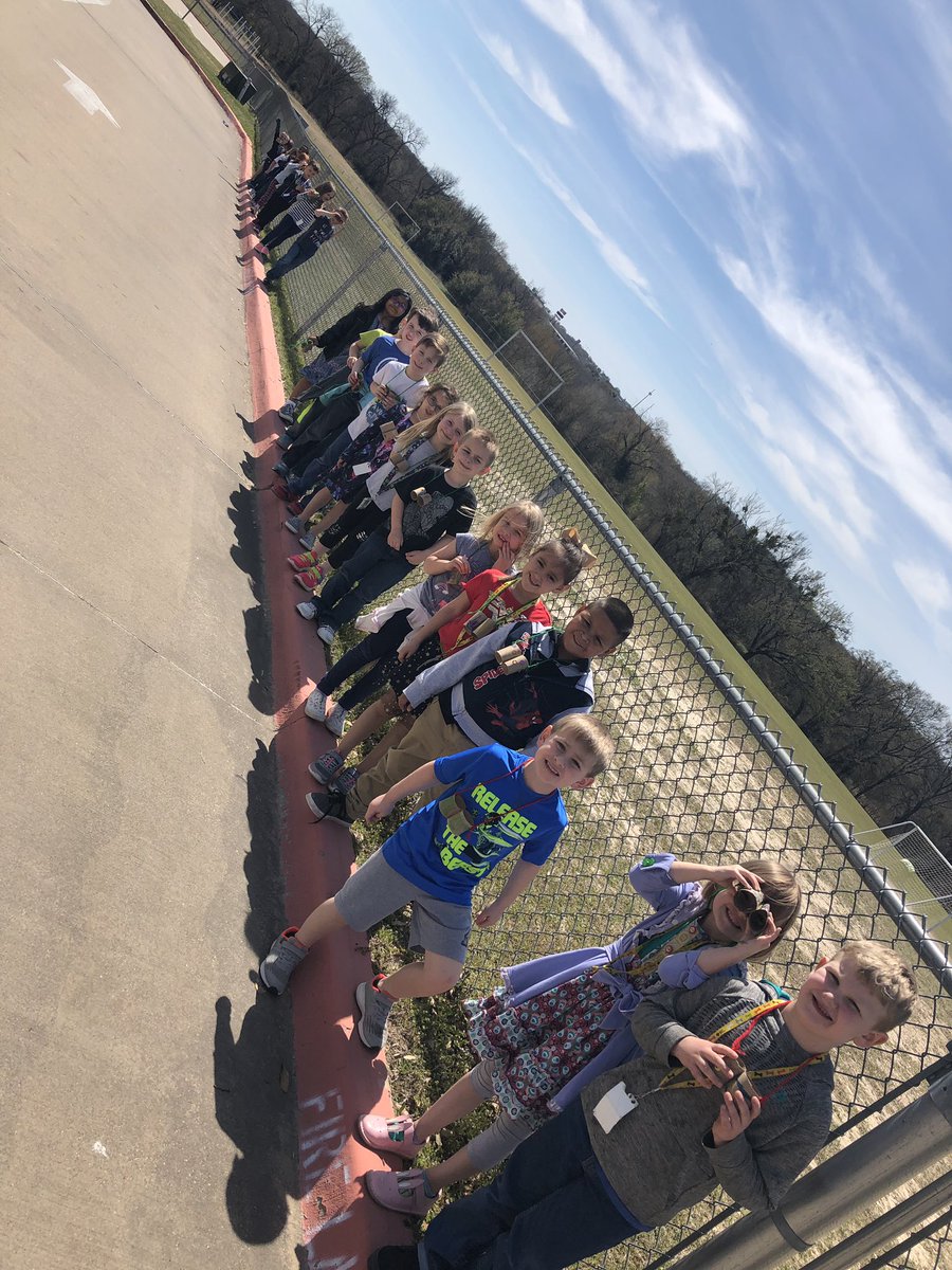 JessicaErin22's tweet photo. Living and Non-Living Nature Walk! #science #kindergarten #binoculars #latepost https://t.co/biTpEgjwbT