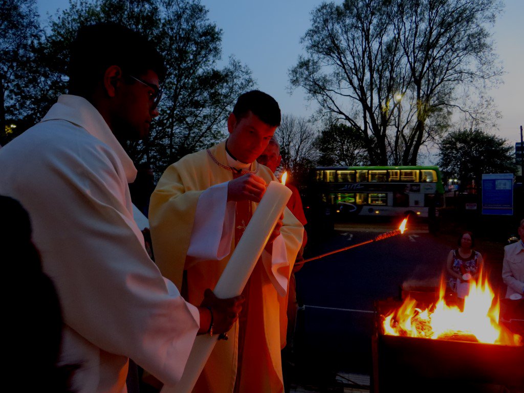 StClareFulwood's tweet photo. Some images from the #EasterVigil and #Easter morning Mass at St Clare's. It's been a wonderful #HolyWeek in the parish - very prayerful and beautiful. Thanks to all who have taken part. More on our website: https://t.co/s2tqsZo8Oq Happy Easter to you all! https://t.co/IV3JyTHPyp
