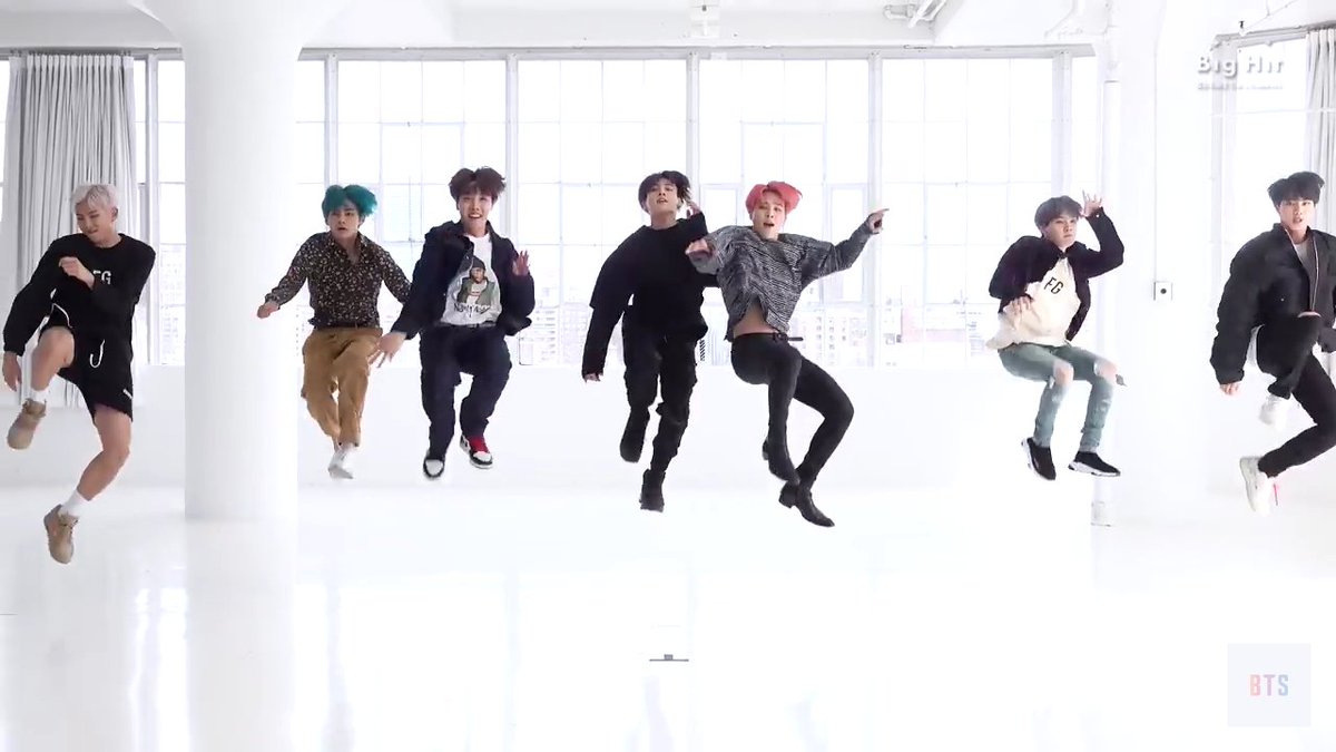 Gabii_Kookie's tweet photo. Nunca pause um MV, a menos que você esteja procurando a tatuagem de Park Jimin...ㅋㅋㅋㅋ #BoyWithLuv #DancePracticeBTS #BTS #방탄소년단 https://t.co/YlG6hDwpDg
