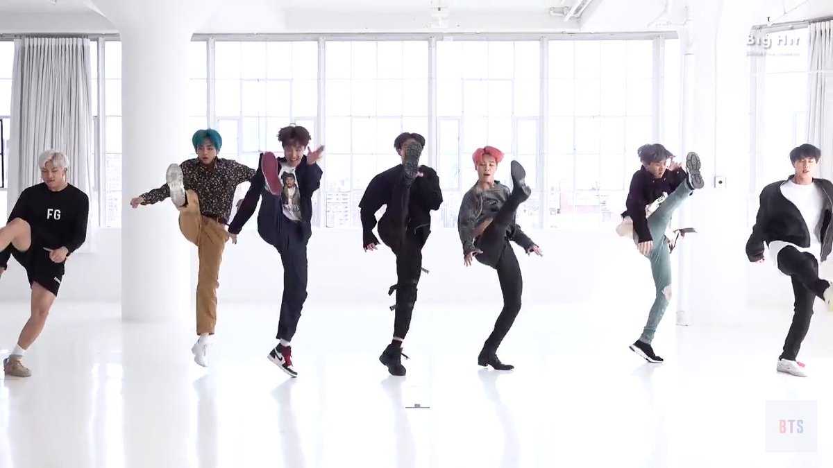 Gabii_Kookie's tweet photo. Nunca pause um MV, a menos que você esteja procurando a tatuagem de Park Jimin...ㅋㅋㅋㅋ #BoyWithLuv #DancePracticeBTS #BTS #방탄소년단 https://t.co/YlG6hDwpDg