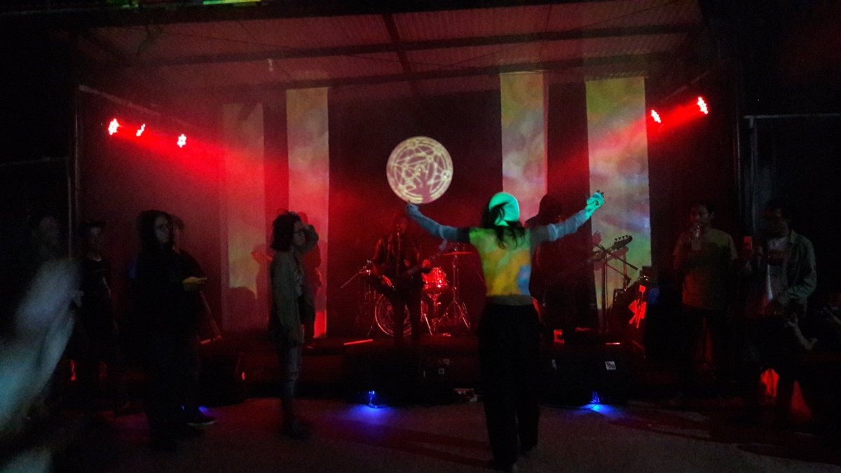 SEDANG BERLANGSUNG!

Showcase dari band penuh api asal Cirebon!

Cc: <a href="/toreh_/">toreh</a>

#Toreh #Showcase #ApiMenjalarBaraMenular #FutureAccess