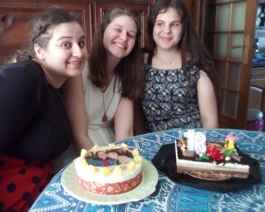 TeamComelloFr_'s tweet photo. E guarda un po' chi è venuta a festeggiare mio compleanno ?? DORIANE !!! l'ho conosciuta 4anni fa grazie a teeeeee♥️♥️♥️ 

@lodocomello https://t.co/YSnsG5KfAF