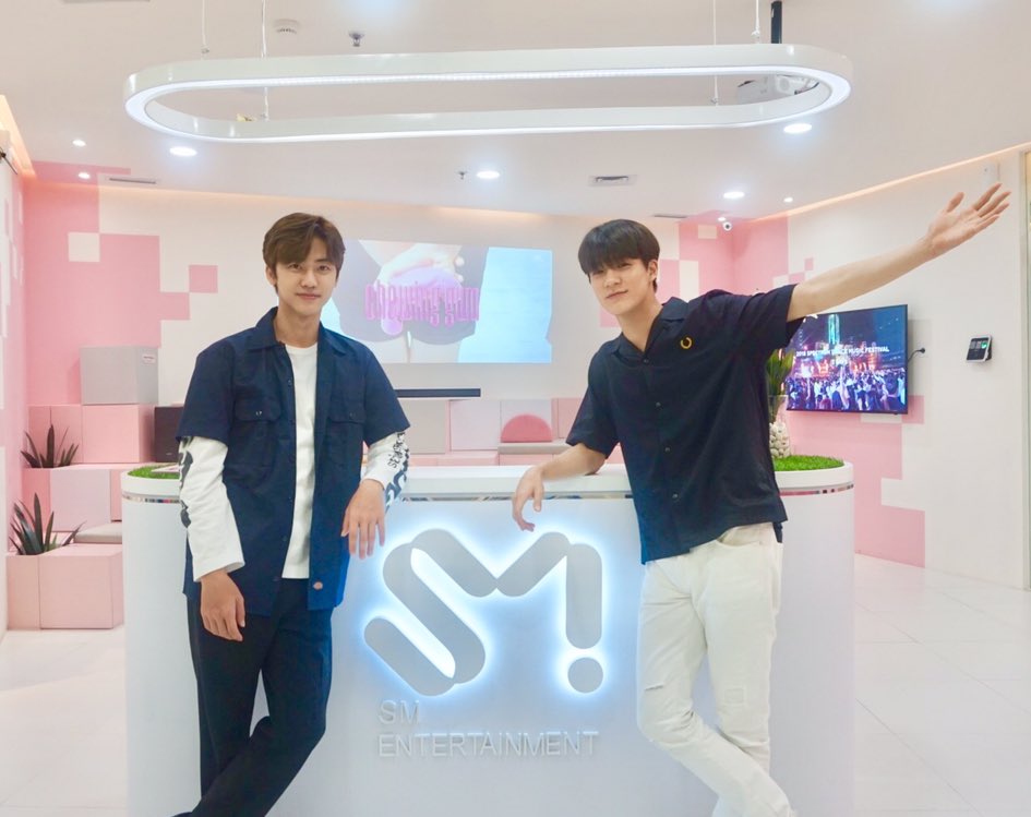 SMTOWN_Idn's tweet photo. Walaupun kedatangan mereka singkat, tapi Jeno dan Jaemin berjanji akan kembali lagi menemui fans di Indonesia!
-
#SMEntertainment #SMEntertainmentIndonesiaRepresentativeOffice #SMTOWN @SMTOWNGLOBAL #NCTDream @NCTsmtown_DREAM #SMTOWN_Indonesia #SMmakesIT #MAKEsIT https://t.co/Pch1qmpEG8