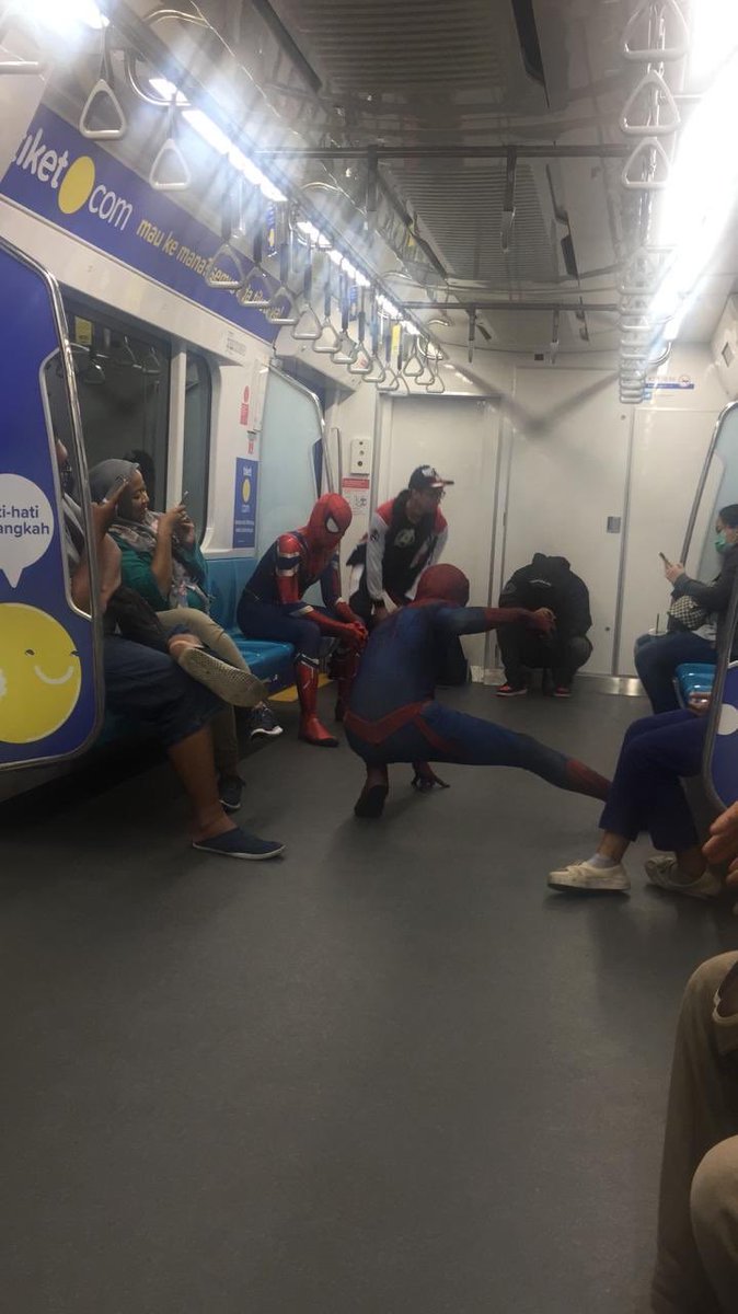 2__ju's tweet image. Jadi tuh gue pulang dari ps naik mrt dari senayan (yaiyalah) terus masuk masuk ada 2 spiderman dong??? Aneh banget pusing gue