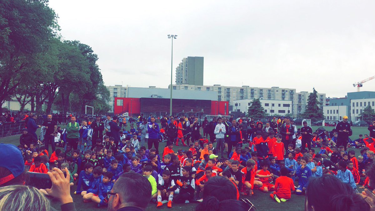 GAELIS_Lyon's tweet photo. 📍Tout le w-e nous sommes présents au #TopGones de notre part @FCLyonOfficiel pr promouvoir le #BienEtre,et notre #accompagnement pour les #jeunes de @villedelyon !
Un plaisir de sensibiliser le grand public à nos actions ! 👍
Merci au @FCLyonOfficiel de cette invitati👏 https://t.co/orcbztf8DK