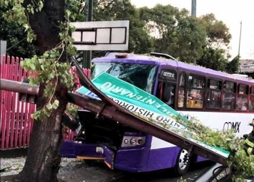 MexContigo's tweet image. Chofer dormita en Tlalpan y deja 25 heridos dlvr.it/R3Db9T