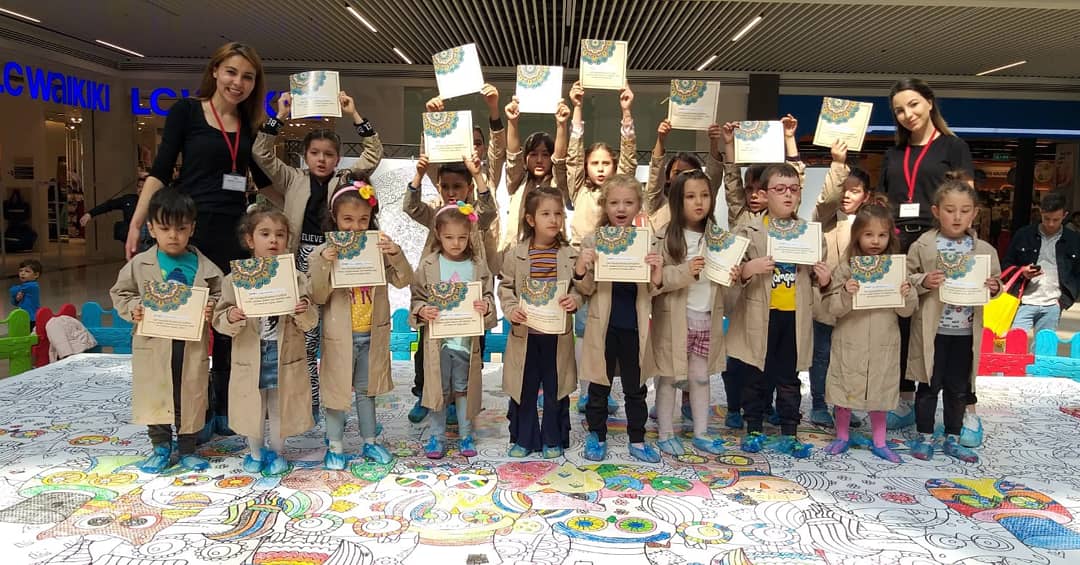 erastaedirneavm's tweet photo. Miniklerin parmaklarında sihir var! 😍 Bize de bu sihir dolu parmakların önünde saygıyla eğilmek kalıyor. 😇
Mandala etkinliğimize katılan tüm miniklerimize ve ailelerine kucak dolusu sevgiler.
⠀
#ErastaEdirne #Erasta #sihirliparmaklar #23nisan #kids #eğlence #mandala #etkinlik https://t.co/ff04DTnDGH
