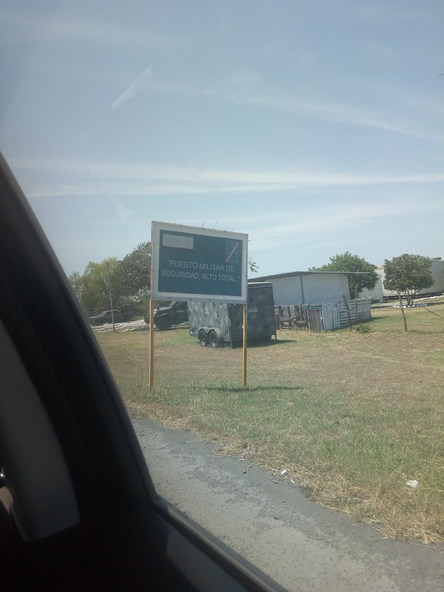 RunawayPrd's tweet photo. @SEDENAmx 
Deben quitar el retén de Oyama, hace mucho tráfico y más hoy que todos queremos regresar a nuestra ciudad de origen. https://t.co/zxcJIziIqQ