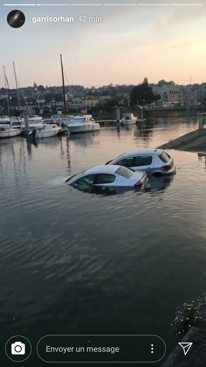 DrGomi's tweet photo. Les touristes sont arrivés en Bretagne (nb : y a un truc ici, la mer monte et descend ça s apelle la marée) 😀 https://t.co/QTr3qmYFaL