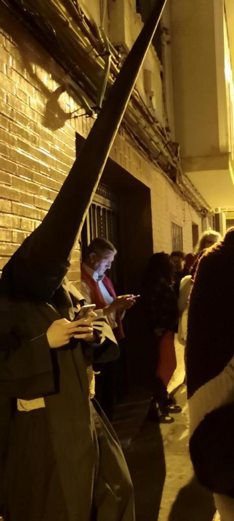 hdaddelsol's tweet photo. Esto NO es realizar Estación de Penitencia y el respeto que conlleva la túnica de nazareno. Desde nuestra Hermandad trabajamos para que esto no vuelva a suceder. Aunque no debe de manchar el comportamiento del resto de nazarenos que fue impecable el pasado Sábado Santo https://t.co/zF23W0Rvnn