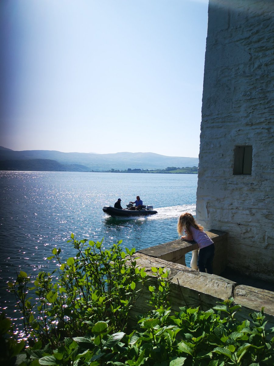 EvsNo8's tweet photo. We had the lot @Portmeirion today, #speedboat #rowingboat and a guy showing off #watersking. Lovely day at #thevillage #easterdayout #Snowdonia https://t.co/hKD73ujRL8