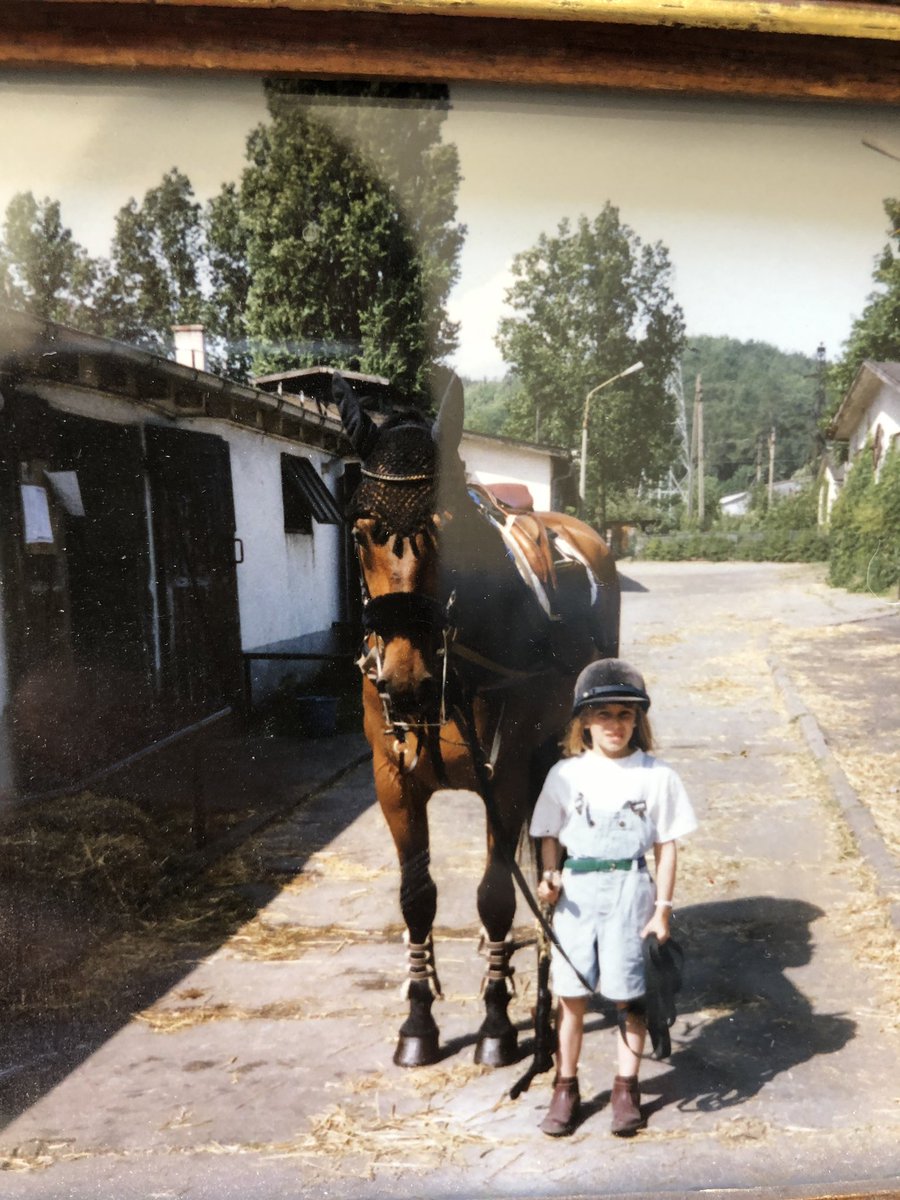 #throwback Sopot 1992, groom till mamma och pappa men mest mamma den helgen där hon red nations cup för Sverige med Heatwave, hon vann en kristallvas och massa rosetter kommer jag ihåg🏆🥇jag hade stylen inne med hängselbyxor, skärp i midjan och hjälm på 😂😎#learnfromthebest