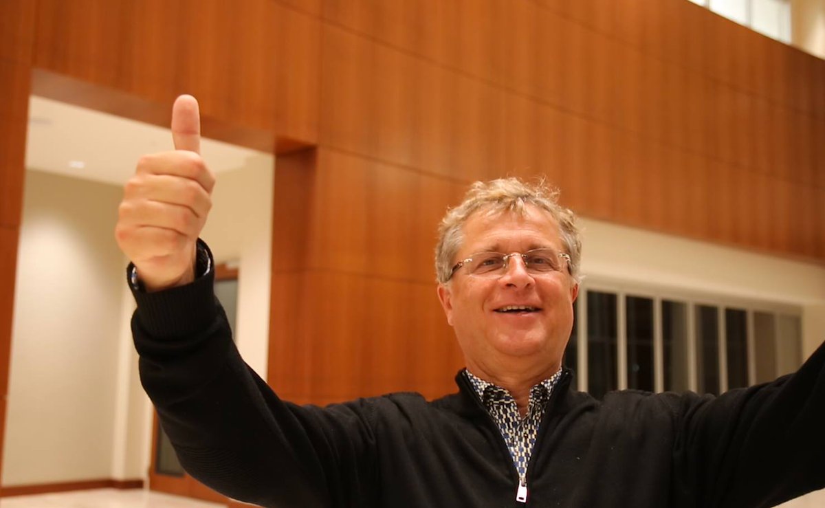 Ace Pierre Zimmermann gives Aces &amp; Knaves a thumbs up at the World Premiere in Memphis! 

#acesandknaves #acbl #MemphisNABC #NABCresults #playbridge