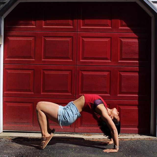 jessica_tom's tweet photo. #AlienPose really captures so many things I love: backbends, being en pointe, and booty popping. 😜 // But seriously, spring has made me so happy. I hope you do things you love, with the people you love today. ☀️💓☀️ https://t.co/O6Kw00BvSn https://t.co/qSmGEhgG8S