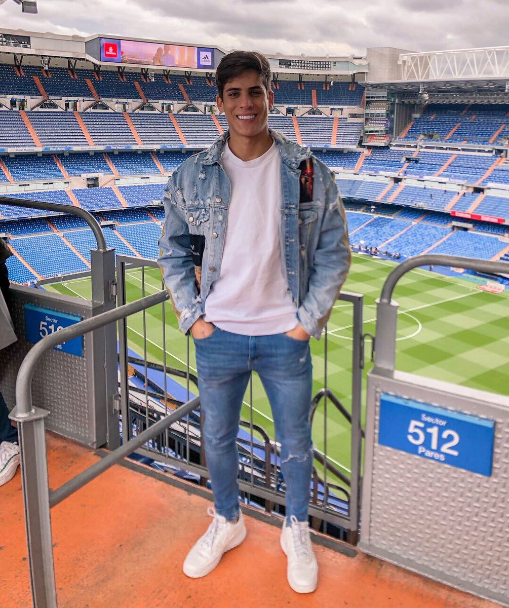 tiagoramoss's tweet photo. Ontem sonho, hoje realidade ! Que loucura é a vida e, que incrível é esse lugar.  Os sonhos são possíveis, tenha fé e acredite. 🙏🏽❤️ #RealMadrid https://t.co/ZcGFWFwULd
