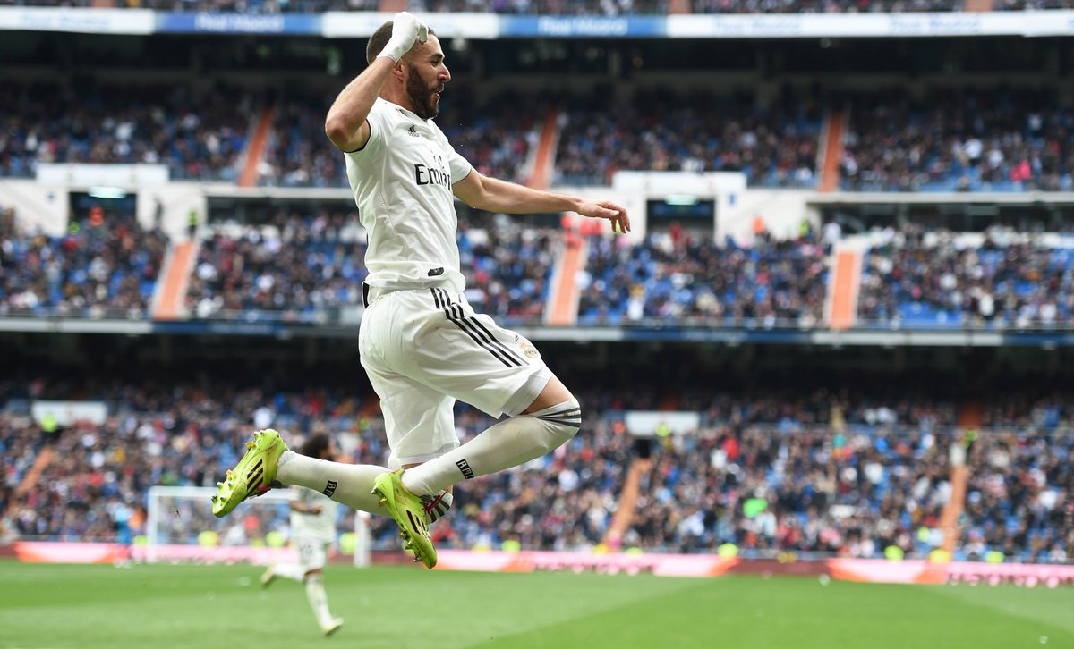 Benzema festeja un gol ante el Athletic.