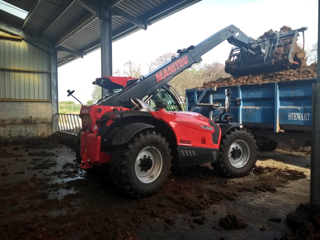 vaderbogger's tweet photo. Thanks to Ross @mark_garrick and @ManitouUk for a shot of their full spec Hydrostatic machine. Lots of helpful features, capacity and comfort. @Michelin #Bibload tyres impressive too. 25 year old @StewartTrailers doing it's quiet bit too. https://t.co/4eauckkAw4