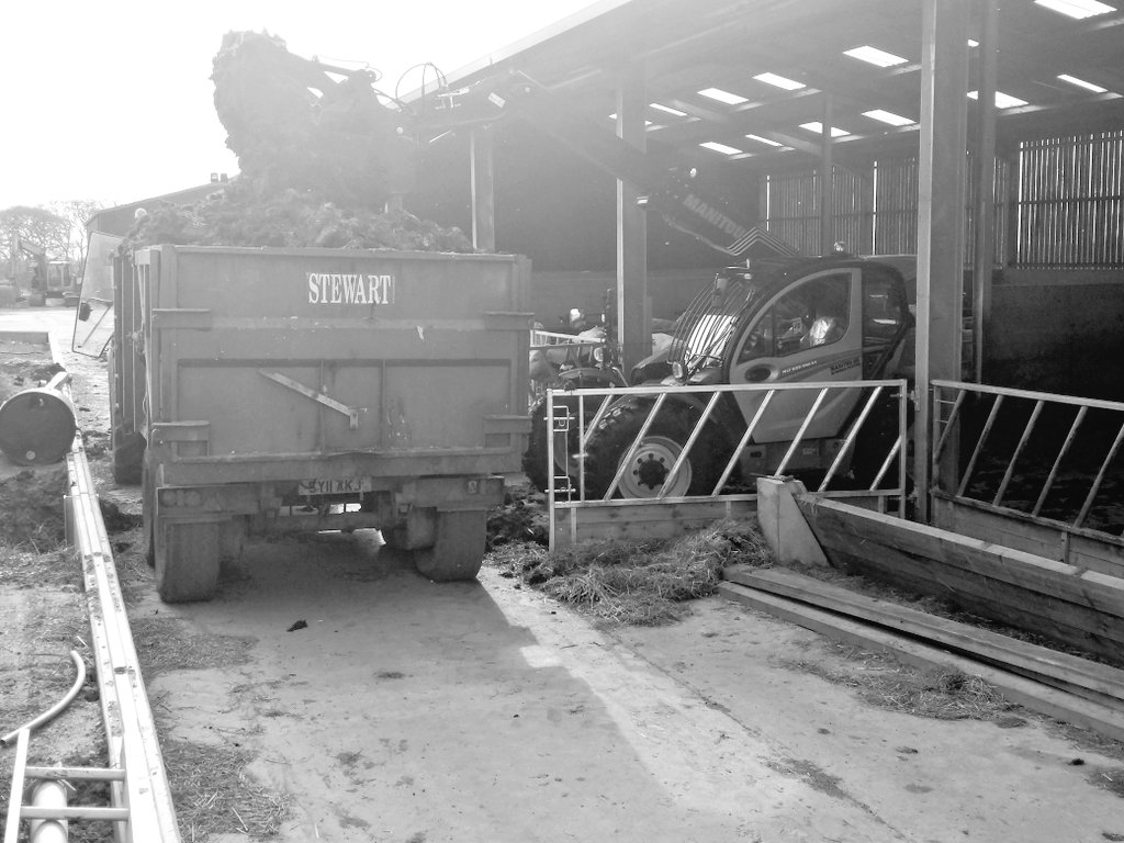 vaderbogger's tweet photo. Thanks to Ross @mark_garrick and @ManitouUk for a shot of their full spec Hydrostatic machine. Lots of helpful features, capacity and comfort. @Michelin #Bibload tyres impressive too. 25 year old @StewartTrailers doing it's quiet bit too. https://t.co/4eauckkAw4