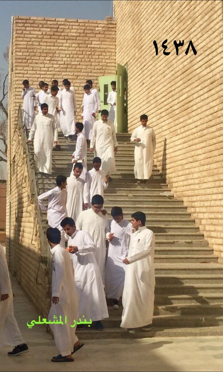 Ksa9ss's tweet photo. صورتان في زمنين مختلفين لنفس المكان لـ طلاب معهد العاصمة النموذجي وقت الإمتحانات ..
الأولى عام ١٤٠٦هـ 
والثانية عام ١٤٣٨هـ
جيلين في صورتين بينهما ٣٢ سنة تقريباً ..
ملاحظتي أن الأجسام أختلفت ..
أكتب ملاحظتك .. https://t.co/wKZxNeSnXh